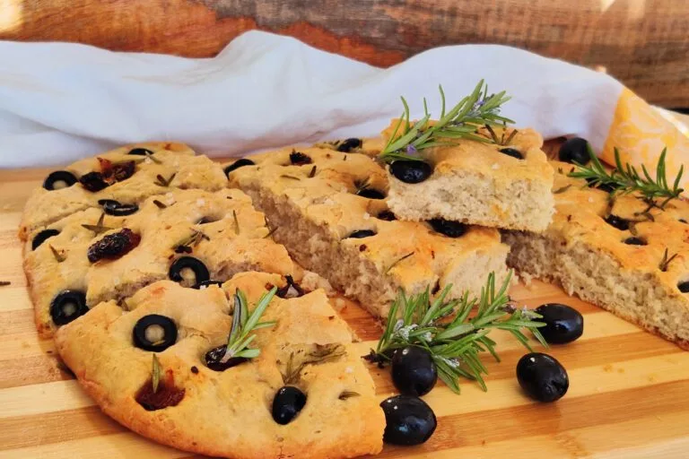 Foccacia De Alecrim E Azeitonas