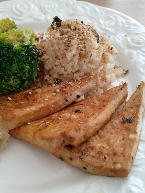 TofÚ No Forno Acompanhado De Arroz Integral E Verdes Escaldados