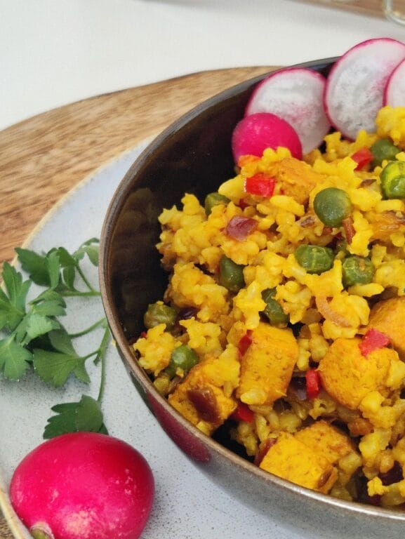 Arroz rápido com tofu fumado