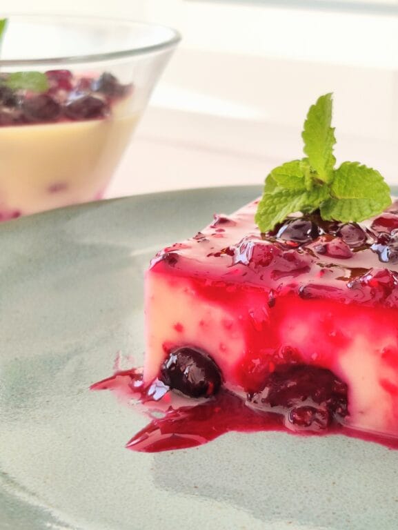 Doce de côco e frutos vermelhos