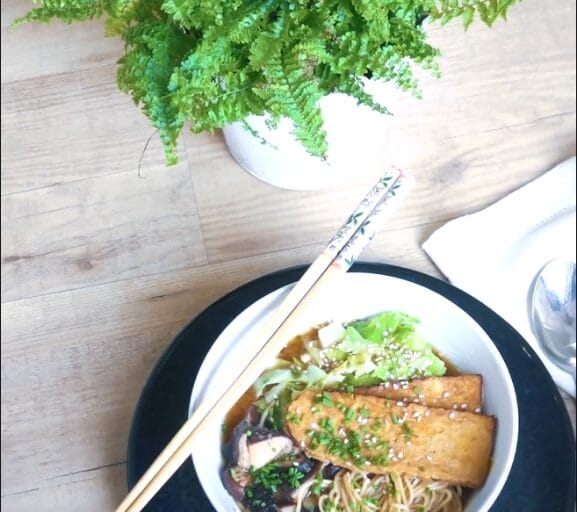 RAMEN VEGANO COM TEMPEH