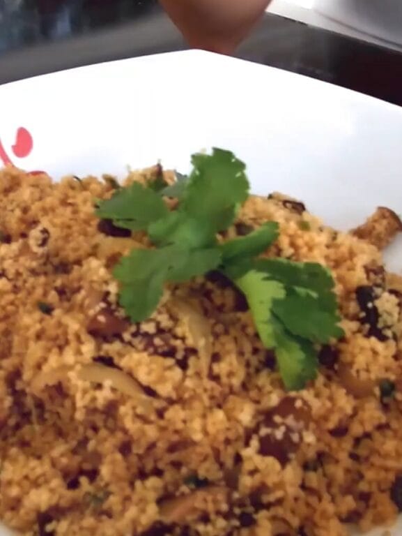 Cuscuz cogumelos shiitake e coentros