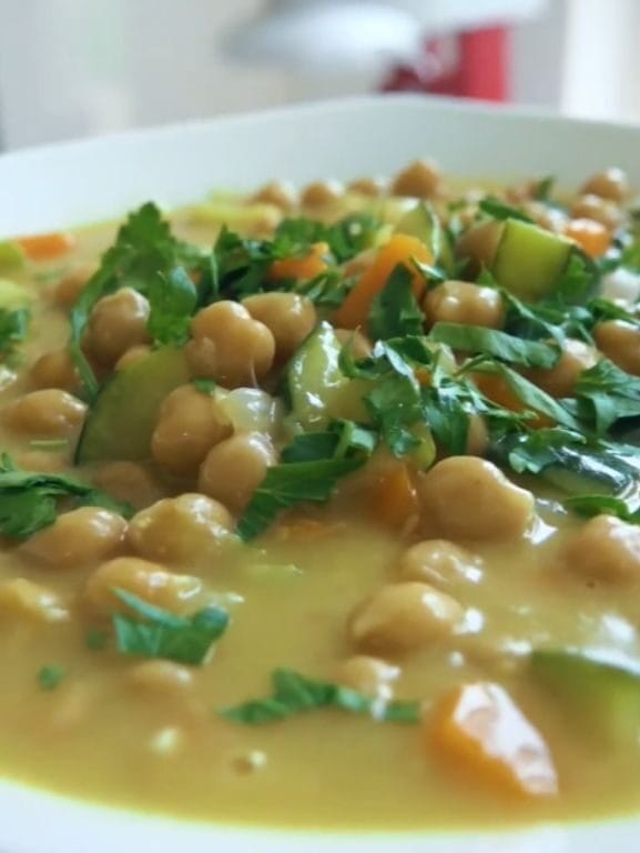 Salada de Grão de Bico com Molho de Mostarda